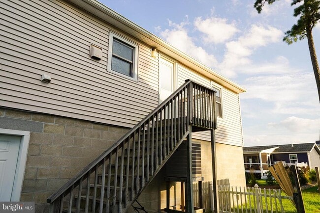 Building Photo - 33372 River View Ave