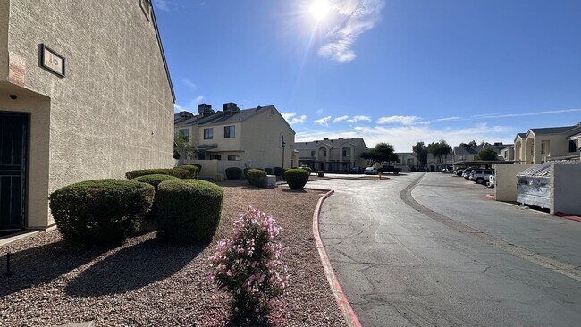 Building Photo - 2 bedroom townhome