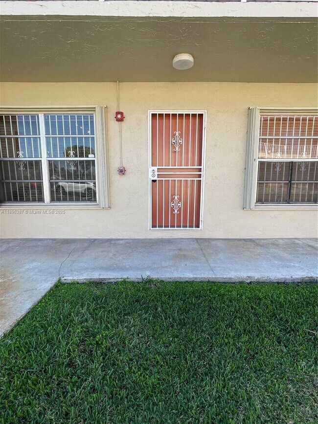 Building Photo - 12810 SW 43rd Dr