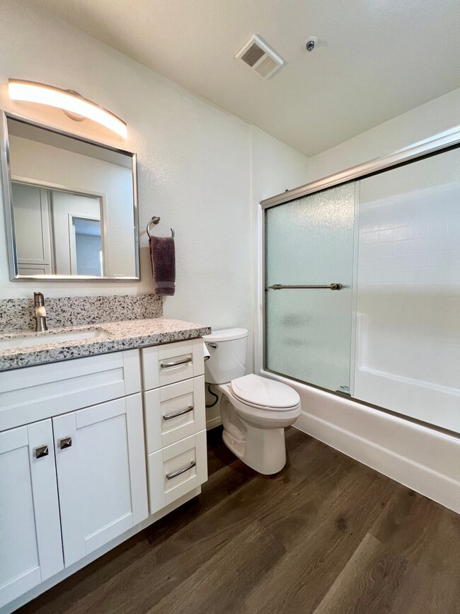 Building Photo - Upgraded 2 Bedroom 2 Bath Condo with Lots ...