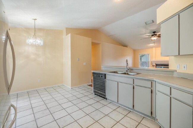 Building Photo - "Discover Spacious Elegance: 4-Bedroom Ret...