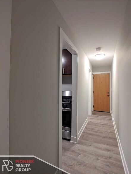 Building Photo - 542 W Surf St