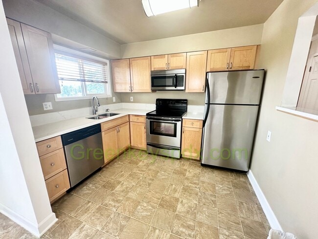 Building Photo - Wow! Spacious, Move-in Ready 2-bedroom 1-b...