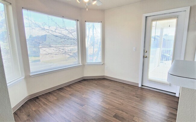 Building Photo - 617 Saratoga Dr