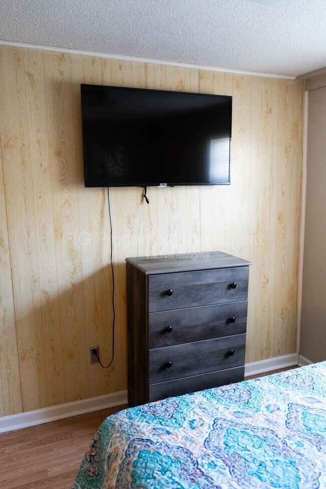 Building Photo - 707 W Race St