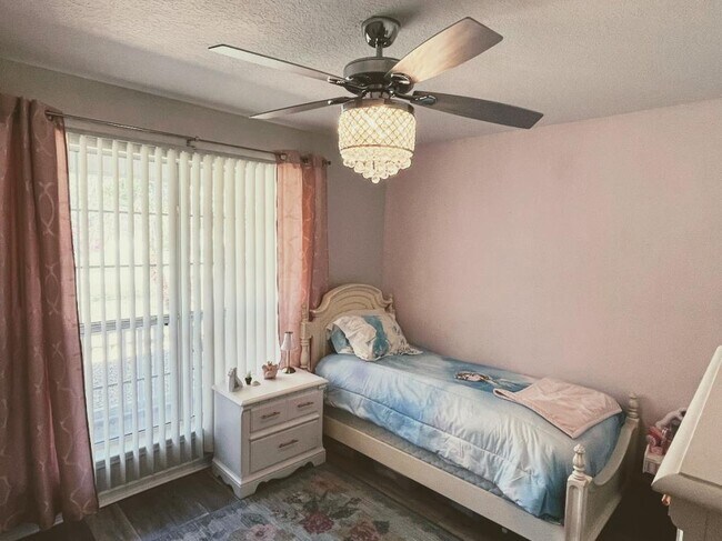 Building Photo - 33 Wheeling Ln