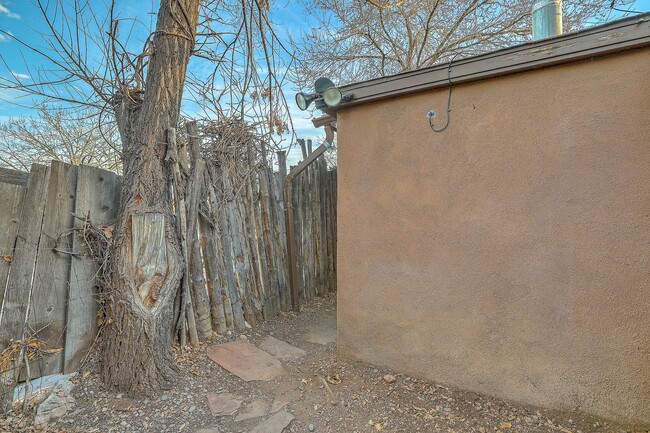 Building Photo - Quaint Studio in Prime Location