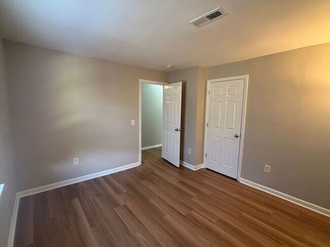 Building Photo - 415 Parkdale Dr