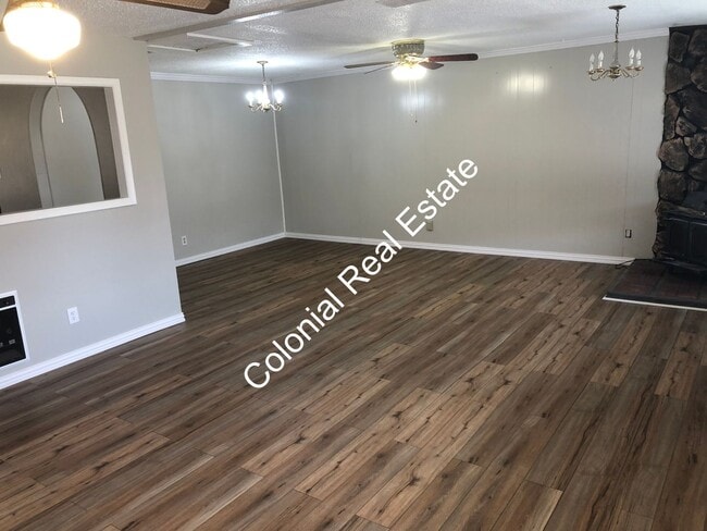 Building Photo - 3 bedroom 1 bathroom nicely updated home i...
