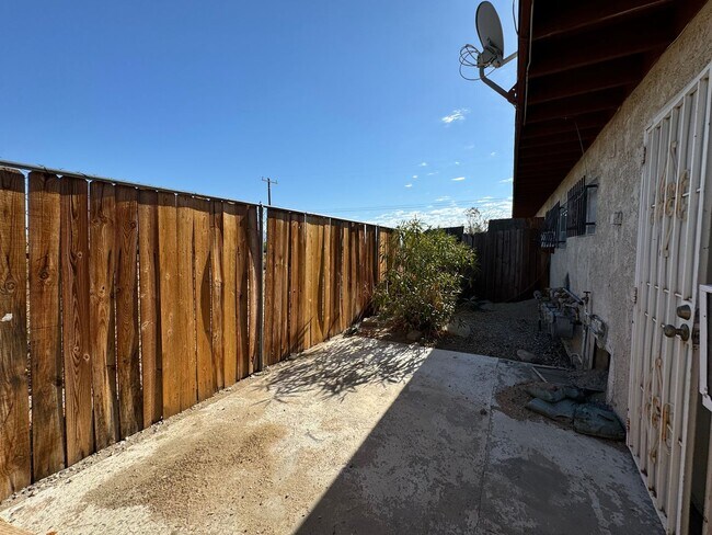 Building Photo - COMING SOON!! 2 Bed / 1 Bath Apartment in Palm Springs!!