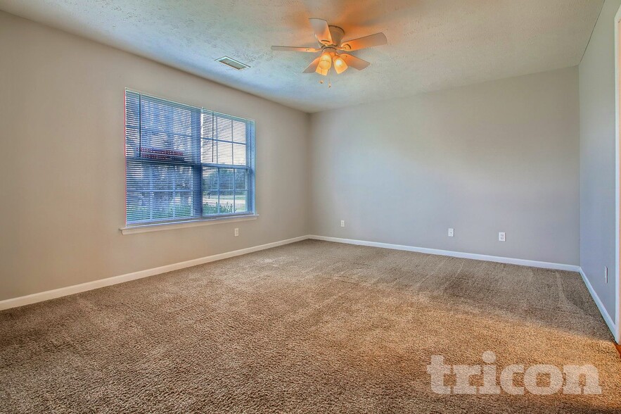 Building Photo - 128 Royal Garden Dr