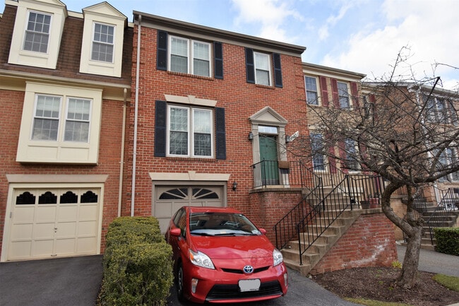 Primary Photo - 3 Bedroom, 3.5 Bathroom Townhouse in North...