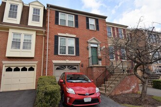Building Photo - 3 Bedroom, 3.5 Bathroom Townhouse in North...