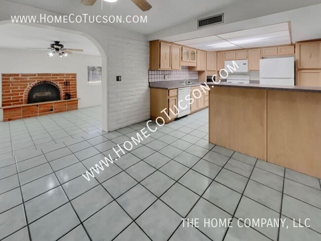 Building Photo - 8905 N Hickory Dr