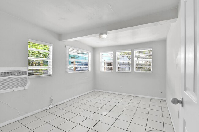 Building Photo - 817 N J St