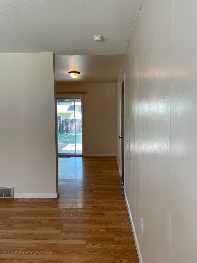 Building Photo - STUDENTS WELCOME! 3 Bed 1.5 Bath Home in g...