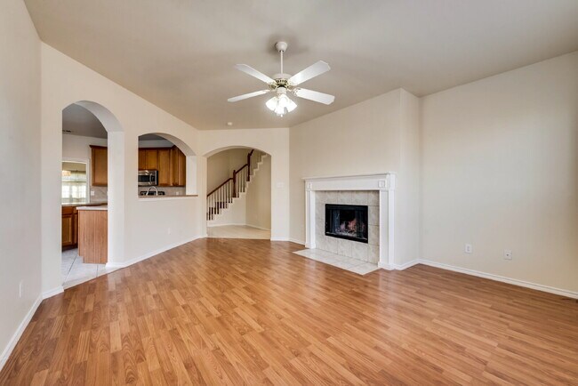 Building Photo - Great 4 bed 2 bathroom 2 story home minute...