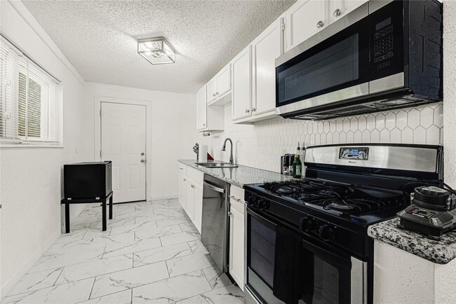 Building Photo - 2126 Hillshire Dr