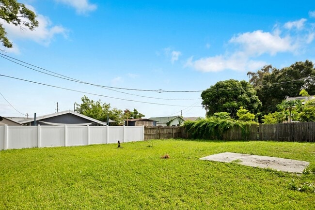 Building Photo - Won't Last! Apply NOW!  App fee REDUCED $25 ASAP $1995 3br/1bath CUTE House w/ HUGE YARD *** Newl...