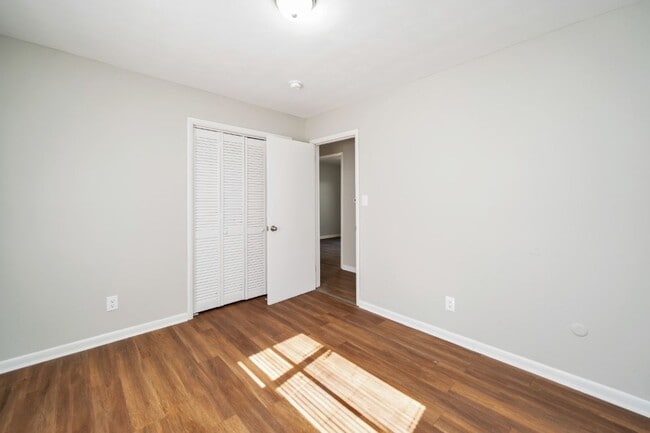 Building Photo - Now Accepting Section 8! Get $500 OFF Your First Month's Rent!