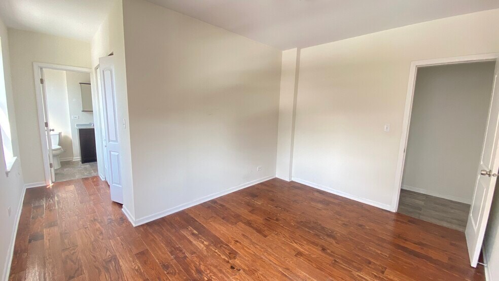 Building Photo - 3933 N Clarendon Ave