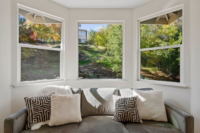 Building Photo - Beautiful home in Serrano. Must See!