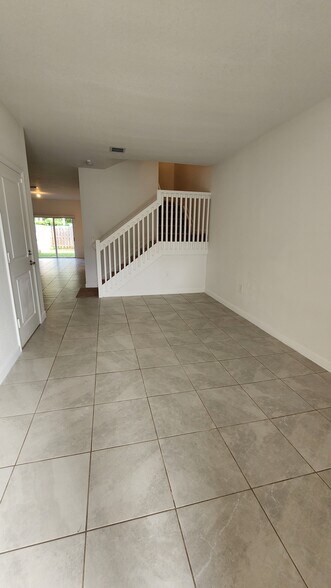 Building Photo - 1041 SE 27th Ter