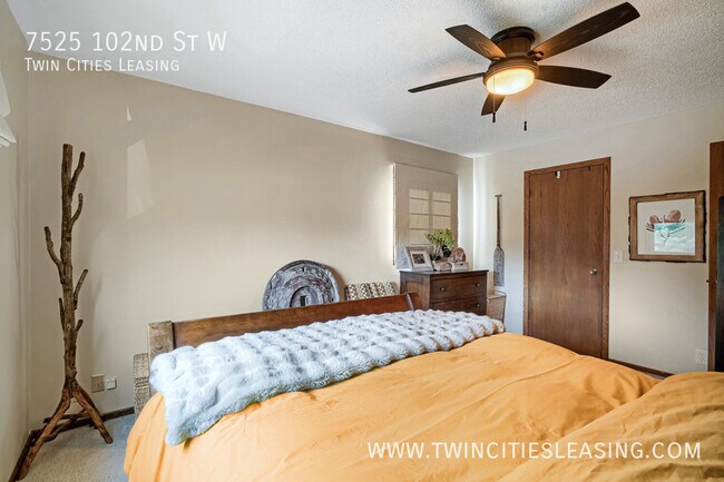 Building Photo - 7525 W 102nd St