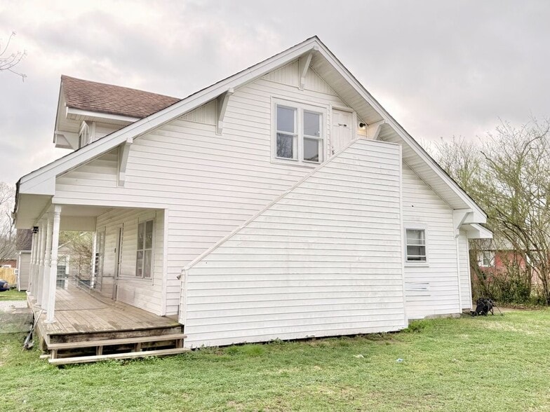 Building Photo - 502 Oak Dr