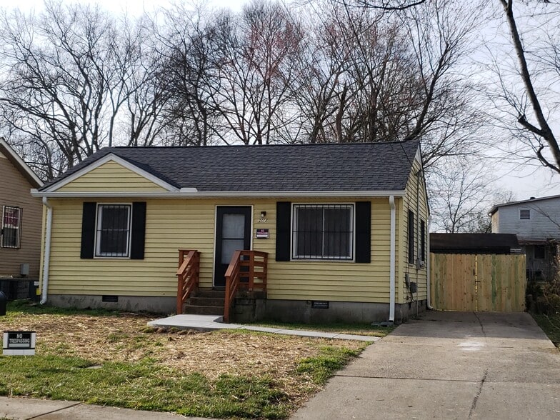 Renovated 2 bedroom ranch is simply cute and cozy - 2713 Jenkins St