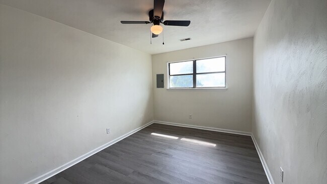 Building Photo - 9634 Elnora St