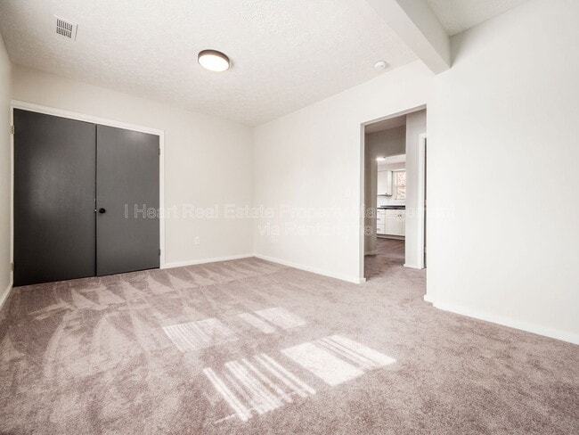 Building Photo - 878 1/2 Sullivant Avenue