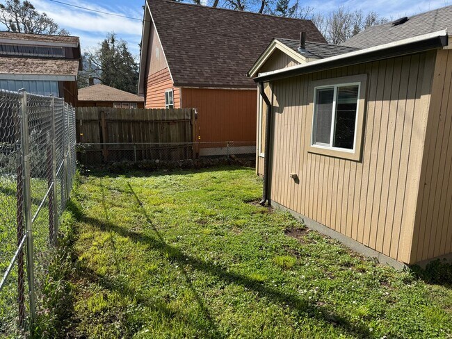 Building Photo - Freshly updated 2 bed, 1 bath house in Lowell