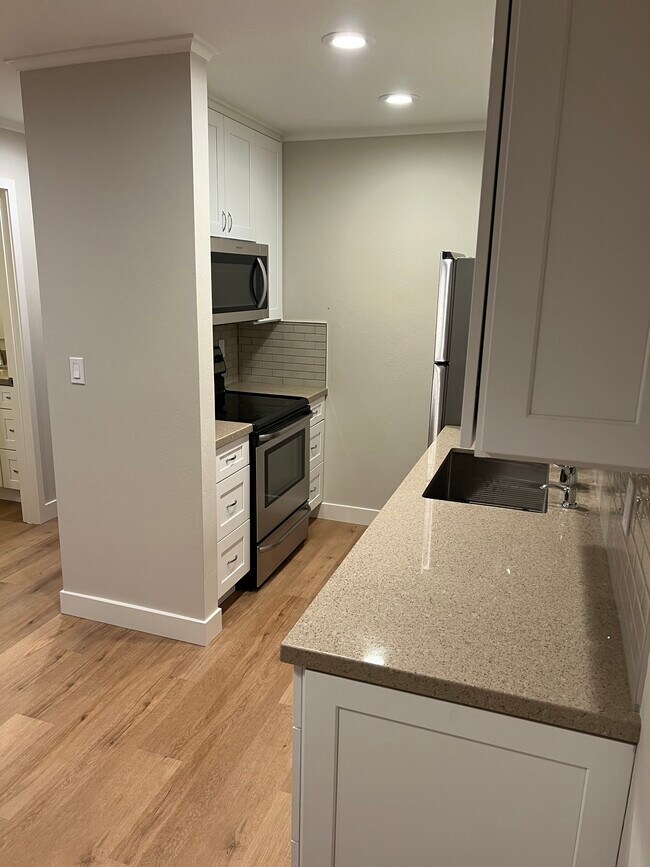 Building Photo - 2742 Oak Rd