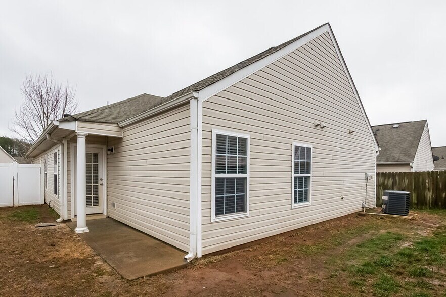 Building Photo - 5 Hill Crest Cir