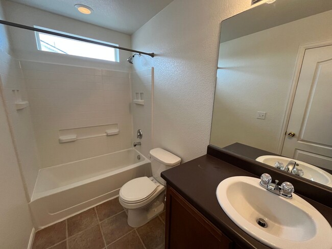 Building Photo - 5 Bed, 3.5 Bath with A/C, Available Now! -...