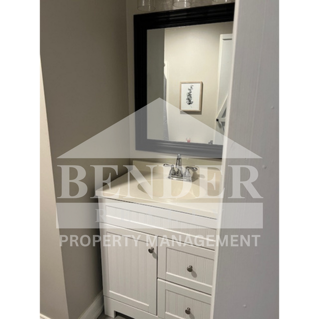 Building Photo - ADORABLE COTTAGE-STYLE HOME