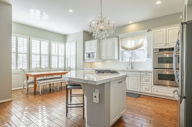 Building Photo - Refined Living in the Heart of Valencia