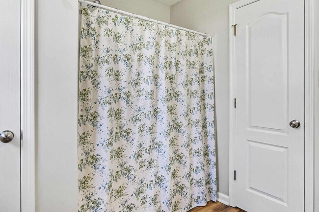 Building Photo - Pet Friendly Three Bedroom!