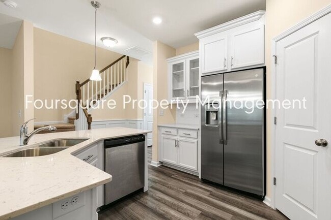 Building Photo - Townhome| Screened -In Back Porch |One Car...