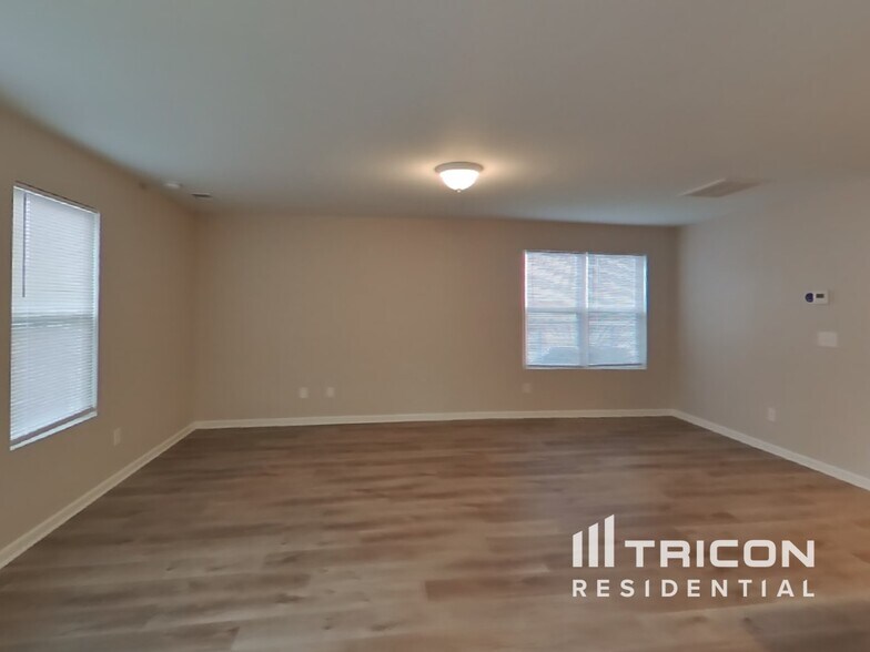 Building Photo - 1430 Sandra Dr