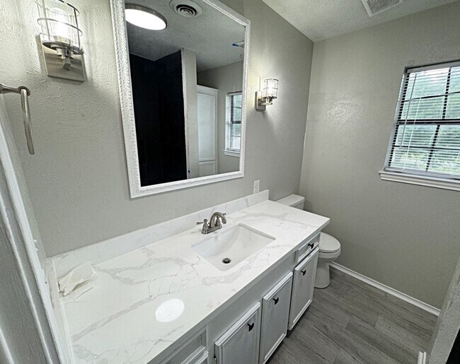 Building Photo - 1055 Carr St