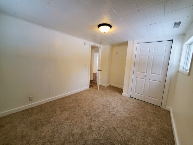 Main bedroom - 624 E Lewis St