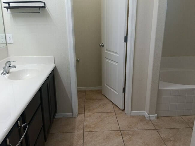 Building Photo - 4 Bedroom, 3 Bathroom! Lovely Home!