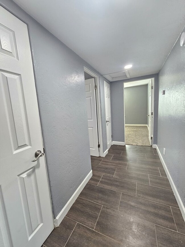 Building Photo - Charming Home 3 bedrooms 1 bath Large Yard.