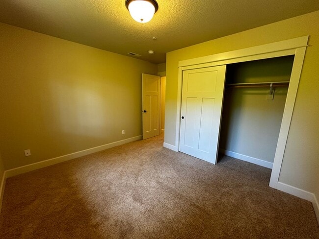 Building Photo - Beautiful 4-Bedroom Home in the Hills of W...