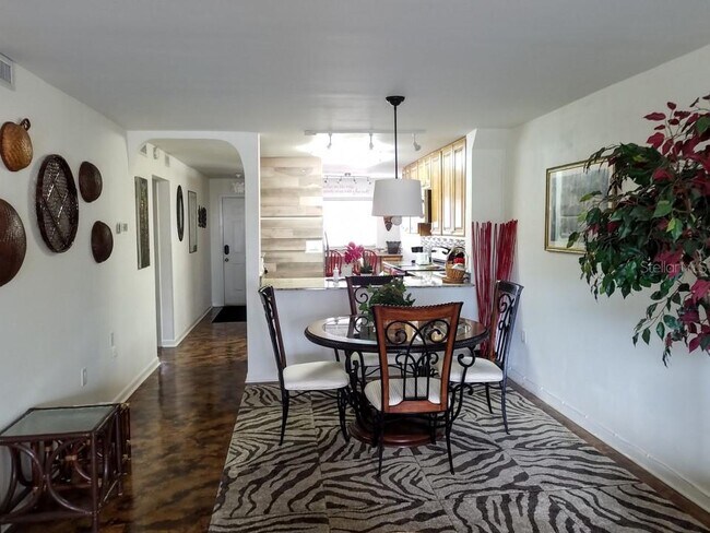 Building Photo - 106 1st St E