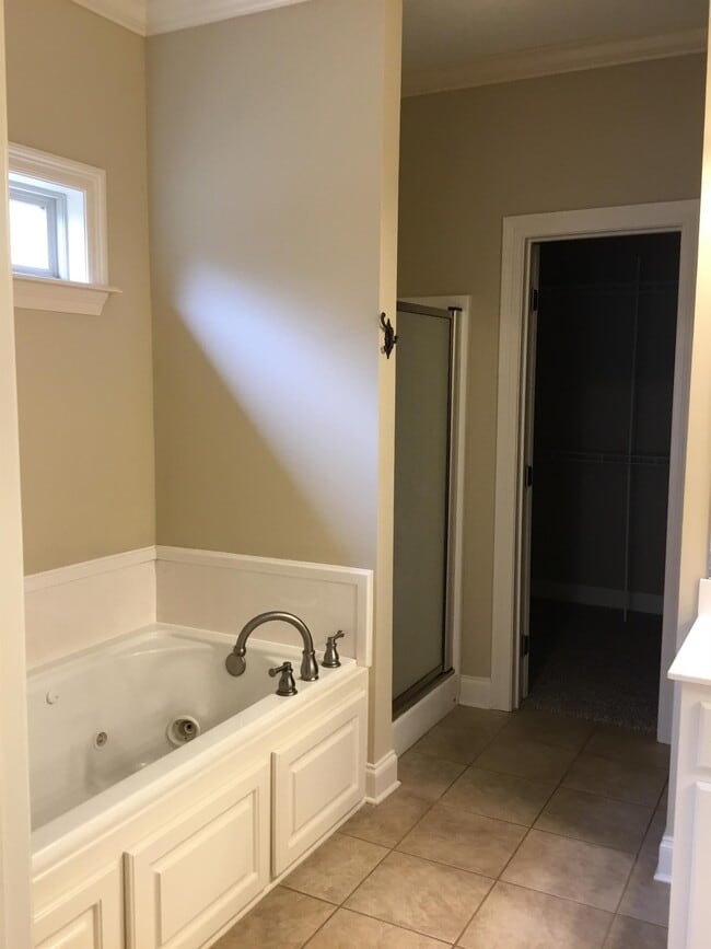 Building Photo - 19 Village Dr