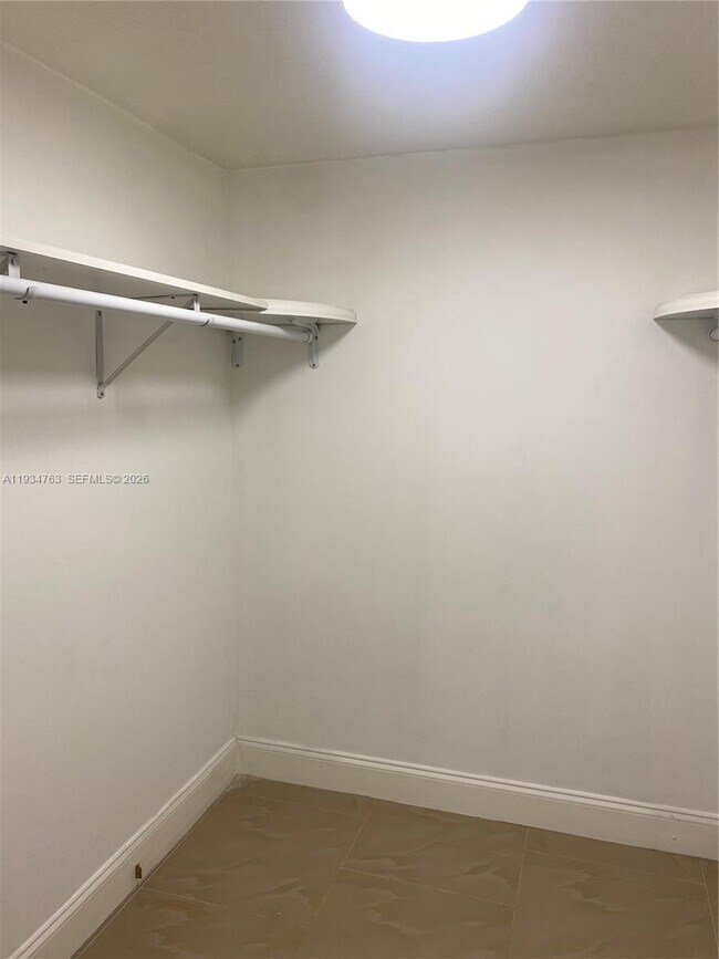 Building Photo - 120 Lakeview Dr