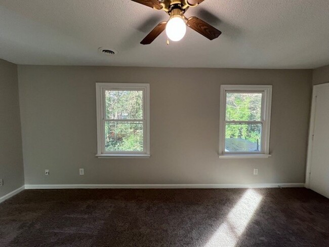 Building Photo - Beautiful Townhome with New LVP Floors and...